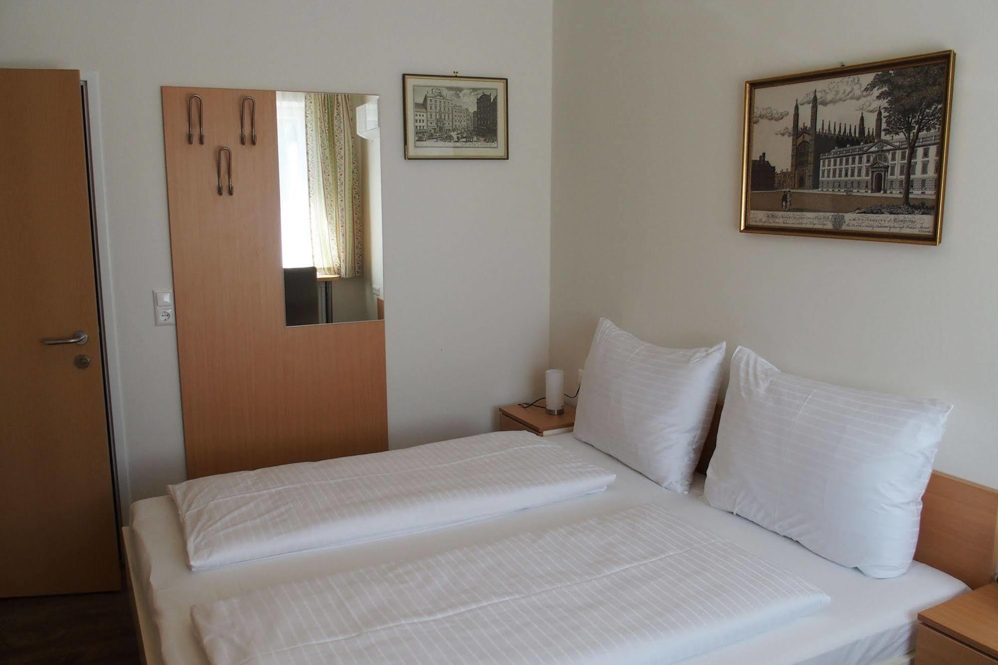Pension Casa Topolino Wiener Neustadt Exteriör bild